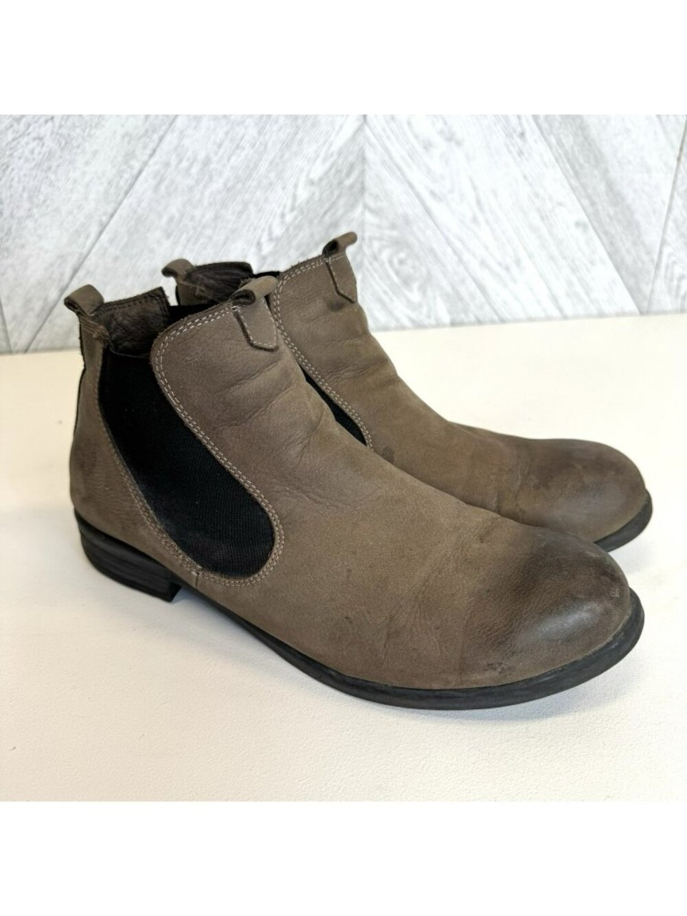 Bueno Chelsea Ankle Boots Taupe Nubuck Leather Womens Size 39 US 8.5/9 Pull On